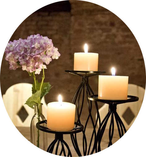 Bild von drei gestaffelten Kerzen mit einer Hortensien Blüte im
                                                                     Hintergrund